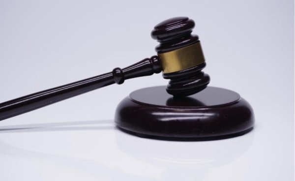 通达配资 半夜狗叫！邻居养13条狗 男子不堪其扰多次反映未果，投毒致9条狗死亡被判二缓三